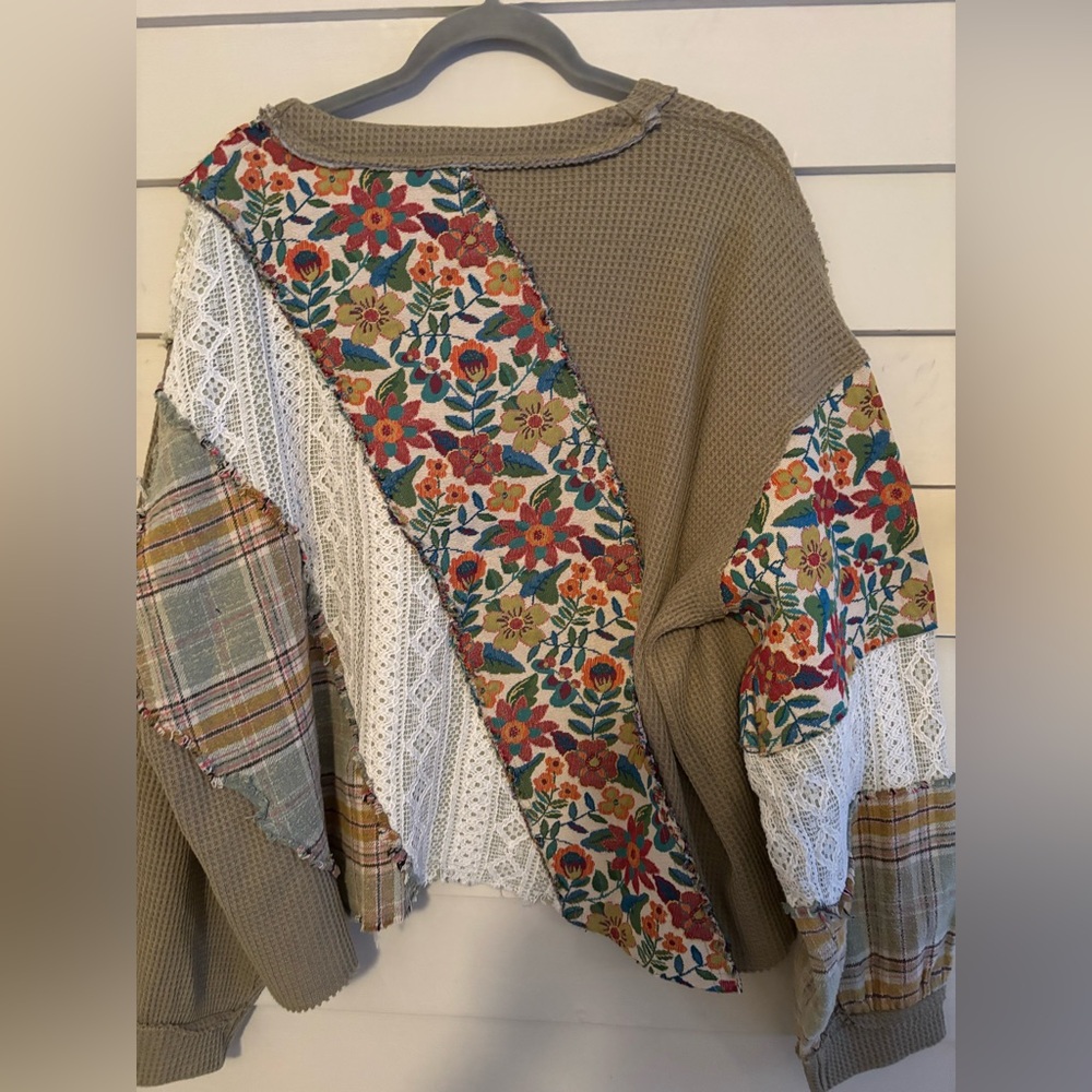 POL Multicolor and Patterned Patchwork V Neck The… - image 13